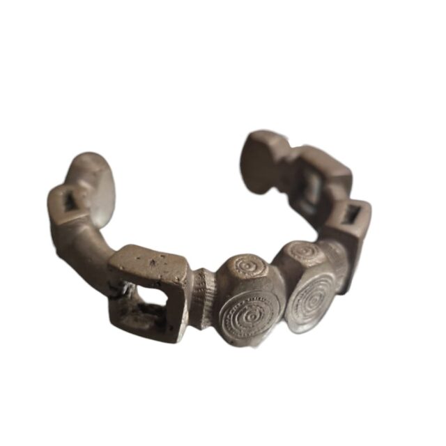 Bracelete tribal africano de bronze da Nigéria