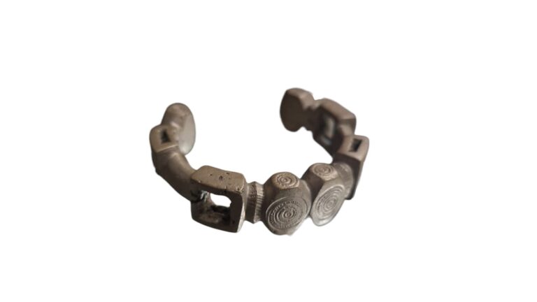 Bracelete tribal africano de bronze da Nigéria