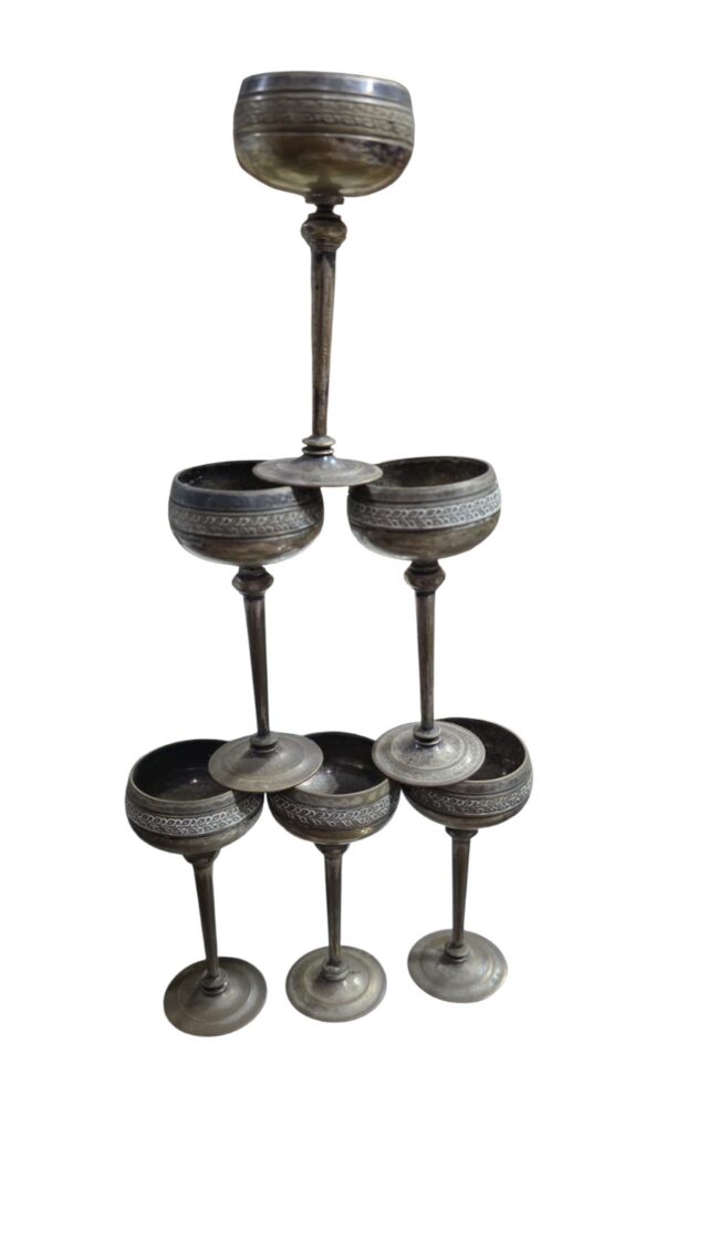 Elegantes tacinhas antigas espessuradas a prata, ricamente cinzeladas. (valor unitário)