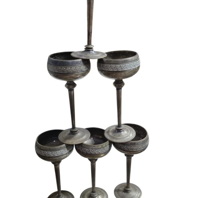 Elegantes tacinhas antigas espessuradas a prata, ricamente cinzeladas. (valor unitário)