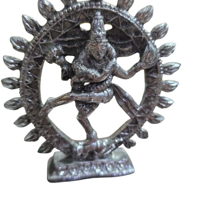 Bela escultura em metal representando divindade oriental
