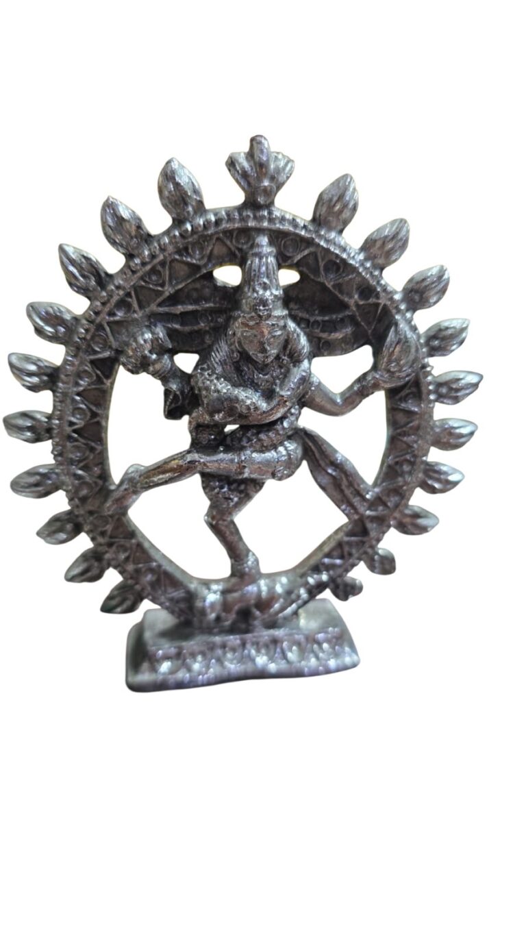 Bela escultura em metal representando divindade oriental
