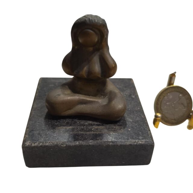 Escultura de bronze com base de pedra
