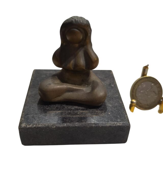 Escultura de bronze com base de pedra