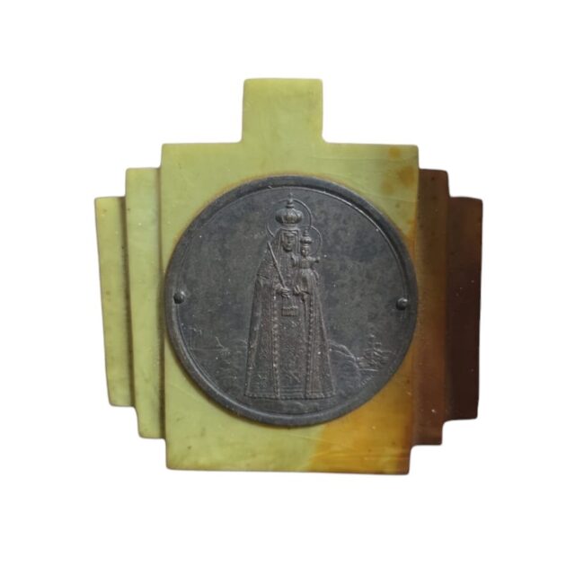 Arte sacra, baquelite e metal