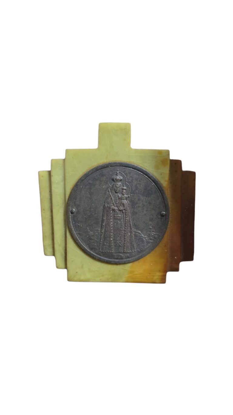 Arte sacra, baquelite e metal