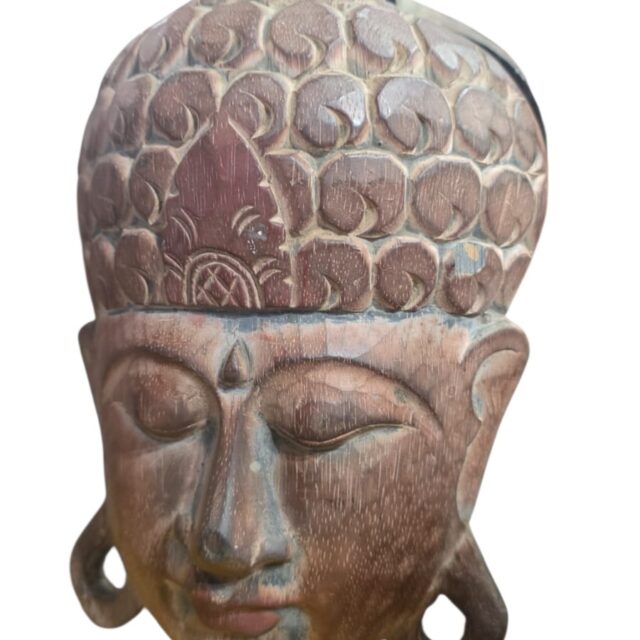 Antiga e bela máscara oriental de madeira, ricamente entalhada a mão