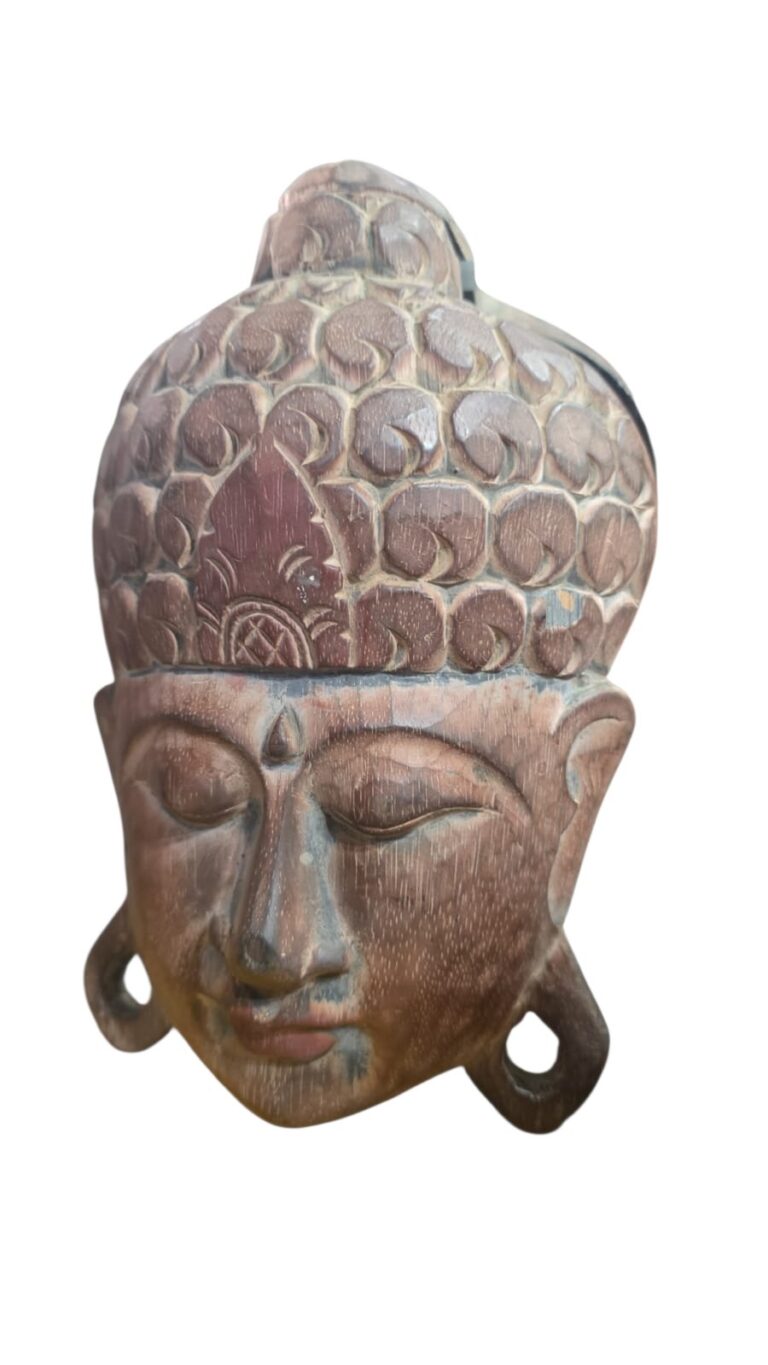 Antiga e bela máscara oriental de madeira, ricamente entalhada a mão