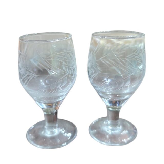 Par de tacinhas de licor de cristal com lapidações vegetalistas