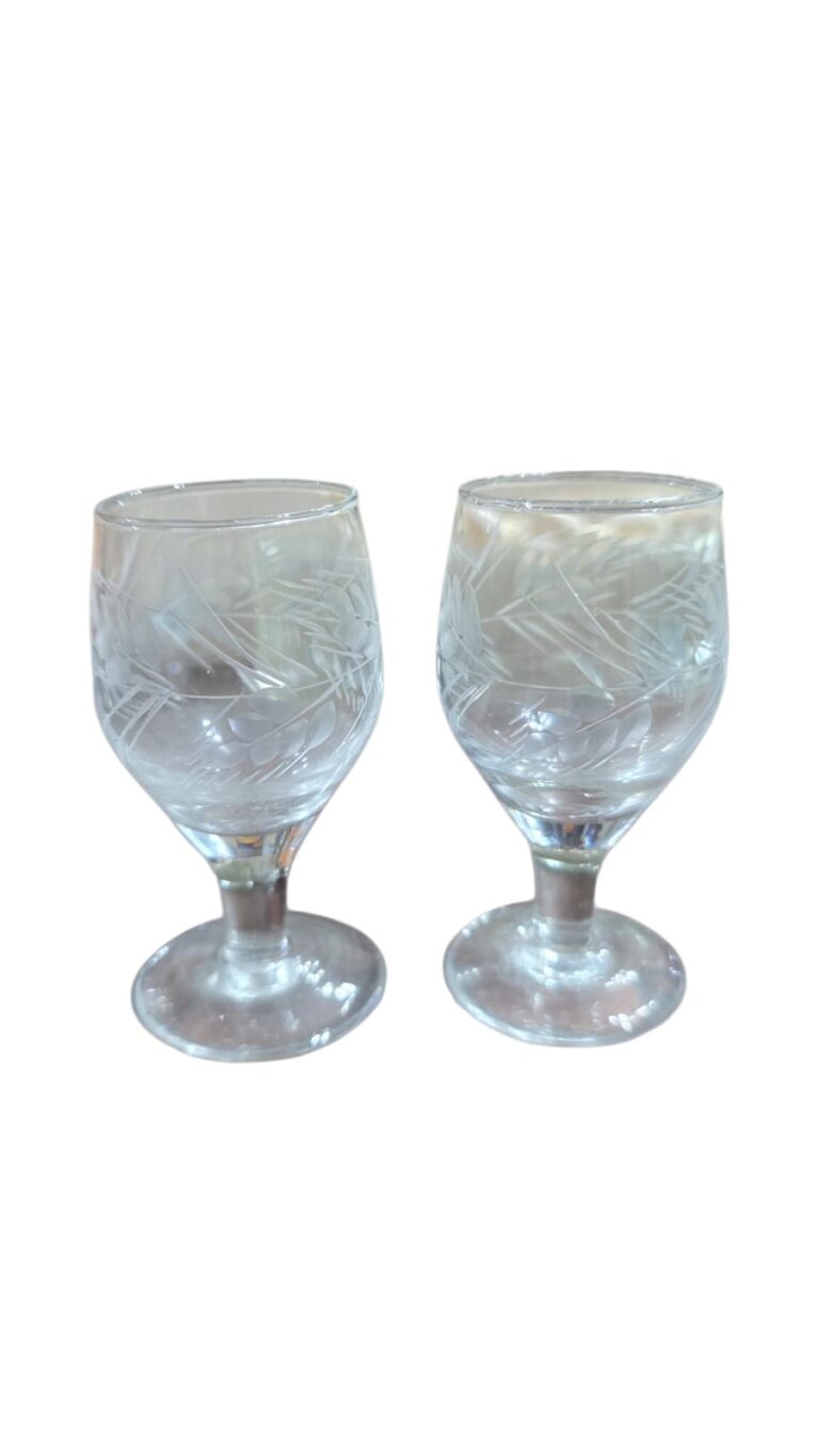 Par de tacinhas de licor de cristal com lapidações vegetalistas