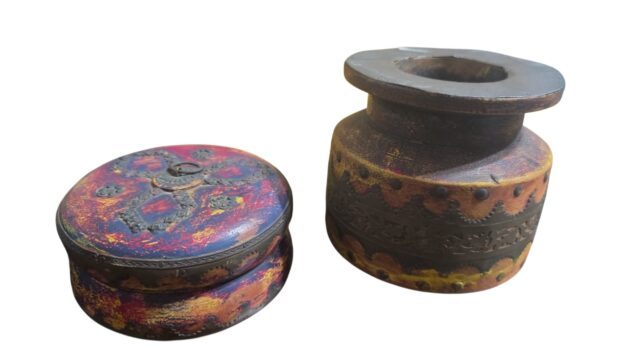 Par, potiche e vaso em madeira indianos