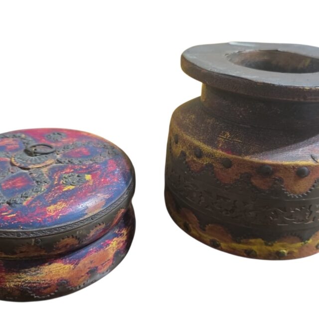 Par, potiche e vaso em madeira indianos
