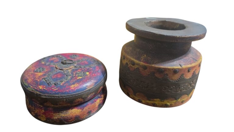 Par, potiche e vaso em madeira indianos