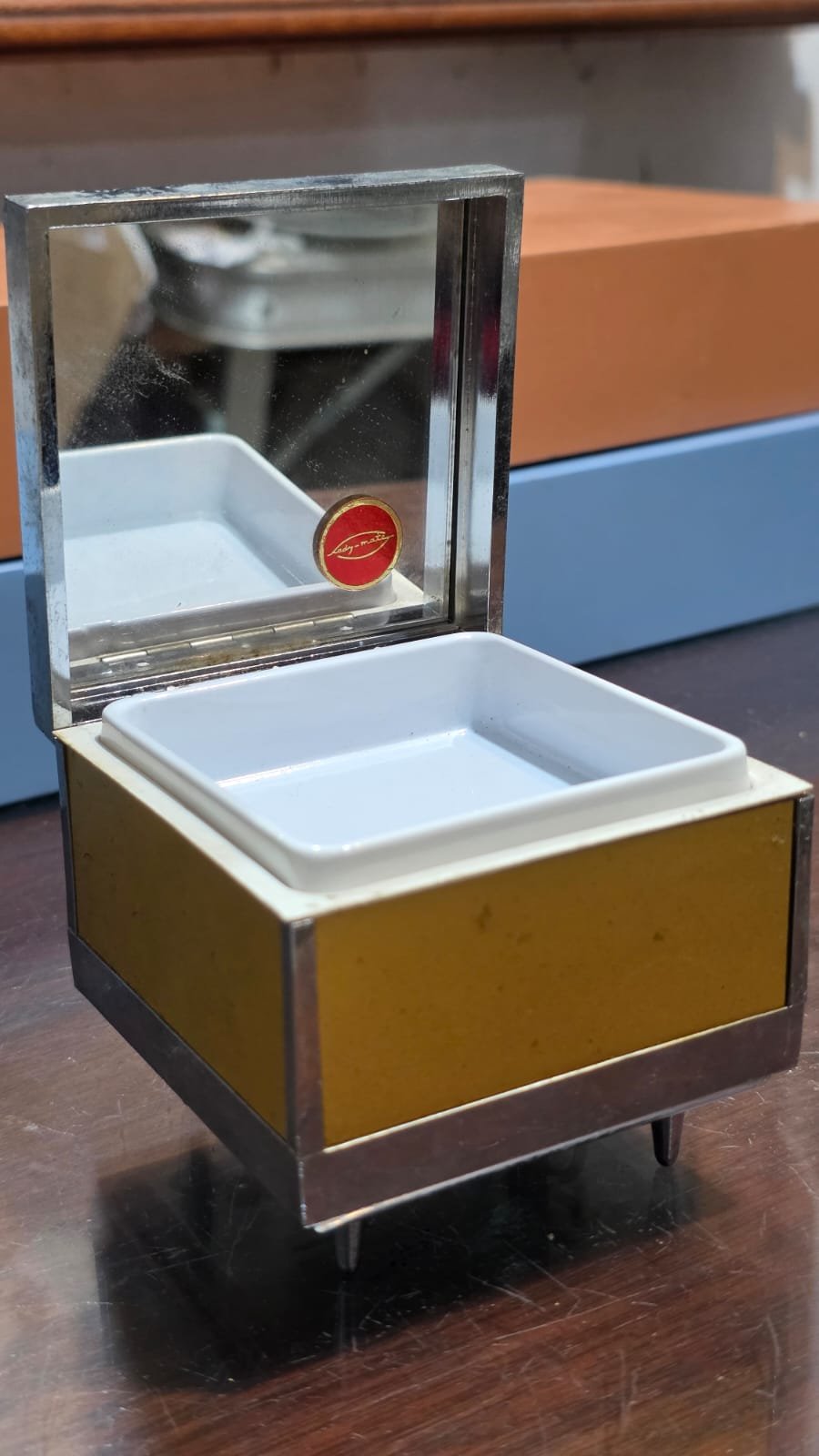 Caixa porta-joias musical vintage de metal - Imagem 3