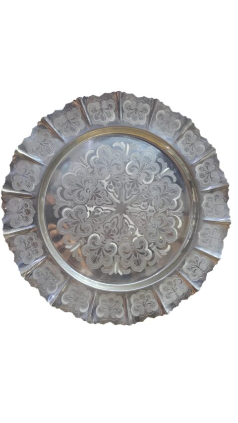 Grande e antiga salva pratinox, ricamente ornamentada com incrível arte fitomórfica
