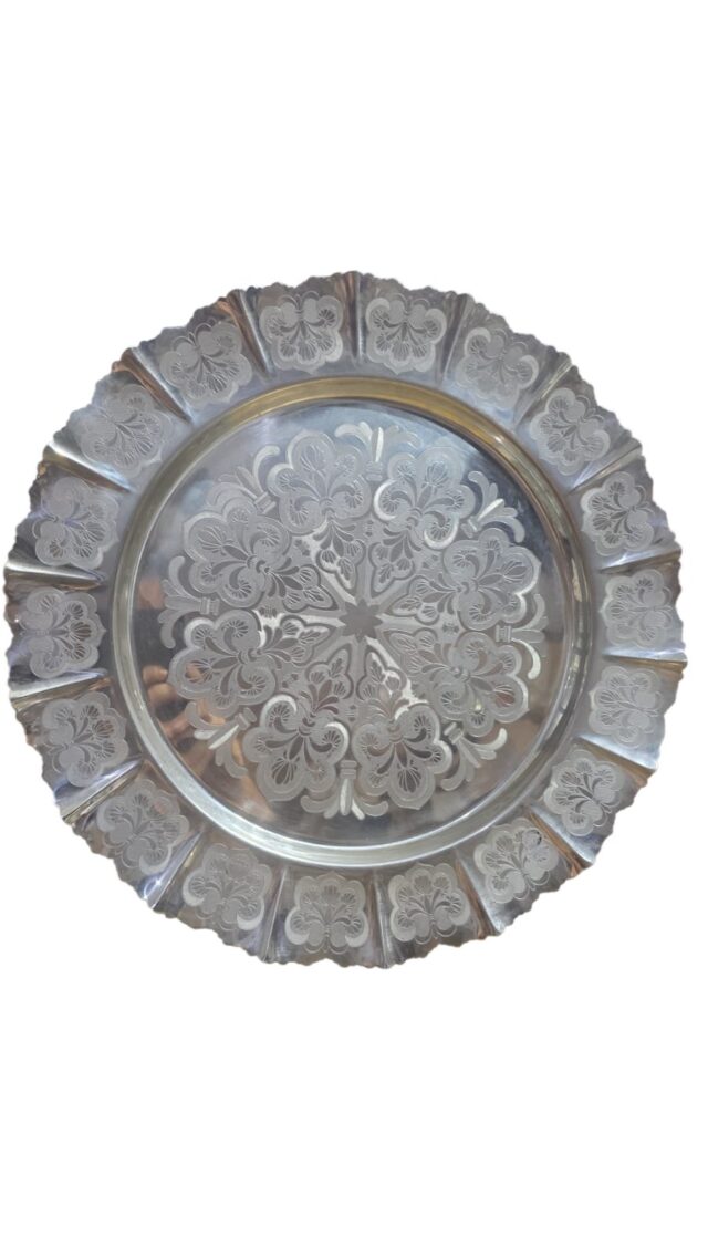 Grande e antiga salva pratinox, ricamente ornamentada com incrível arte fitomórfica