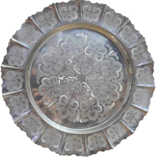 Grande e antiga salva pratinox, ricamente ornamentada com incrível arte fitomórfica