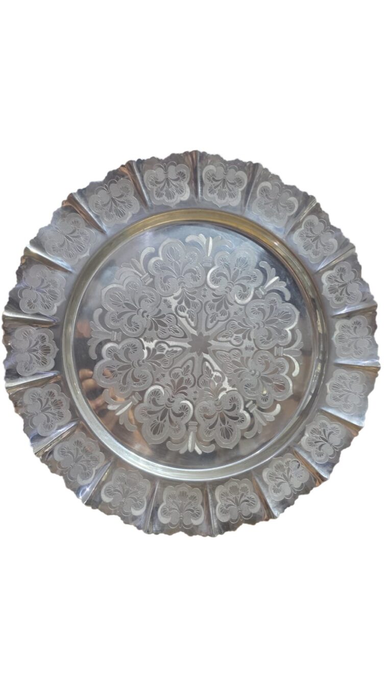 Grande e antiga salva pratinox, ricamente ornamentada com incrível arte fitomórfica