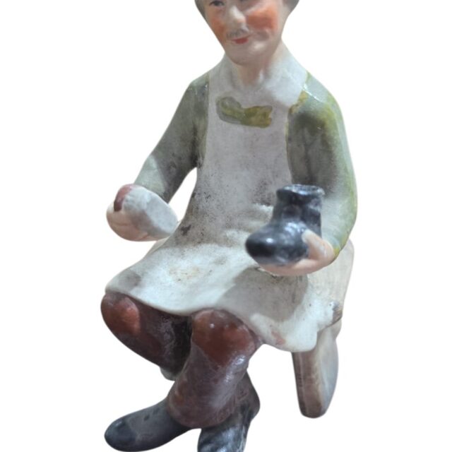 Antiga escultura de porcelana pintada a mão