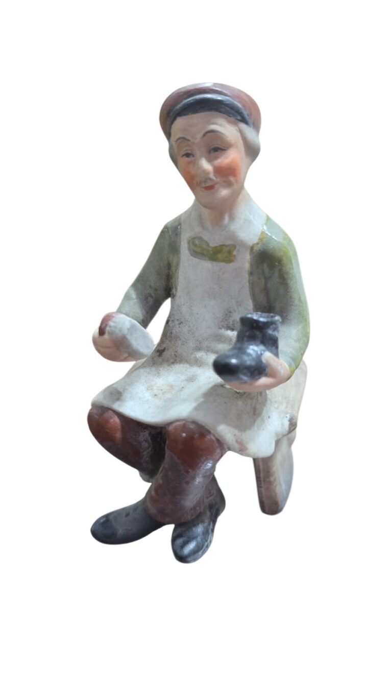Antiga escultura de porcelana pintada a mão
