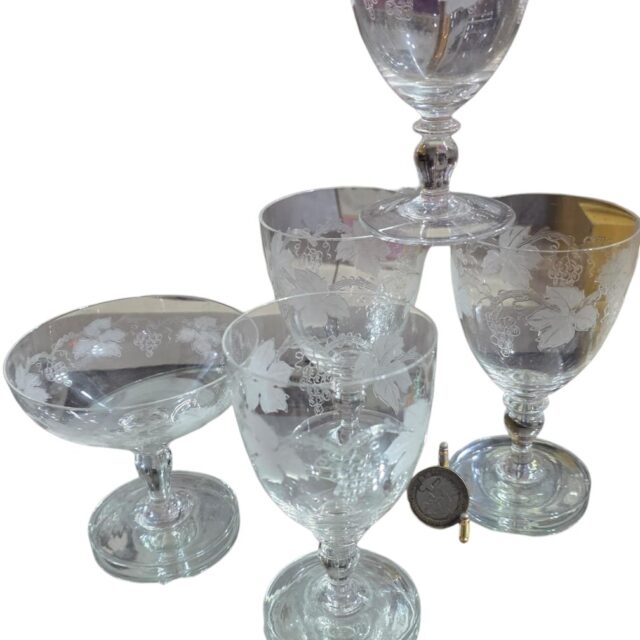 Conjunto de elegantes taças de cristal com lapidações de parreiras