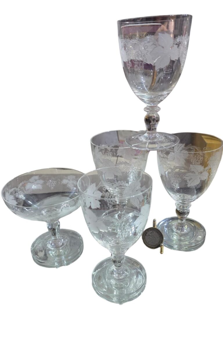 Conjunto de elegantes taças de cristal com lapidações de parreiras