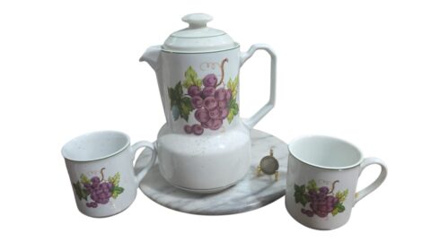 Antigo conjunto de porcelana com jarra e copos, bela arte de uvas