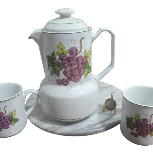 Antigo conjunto de porcelana com jarra e copos, bela arte de uvas