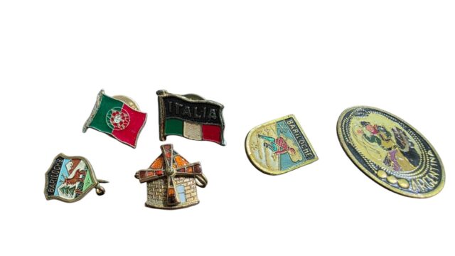 Lote de broches de países diversos