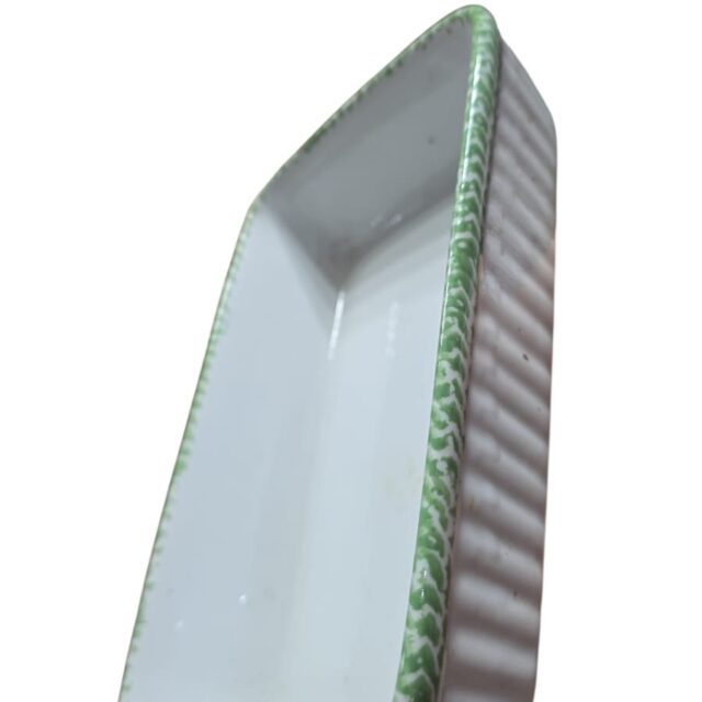 Antiga travessa refratária de porcelana com laterais caneladas e pintura manual na borda