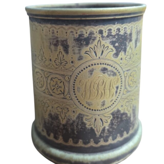 Antiga e bela caneca inglesa espessurada a prata