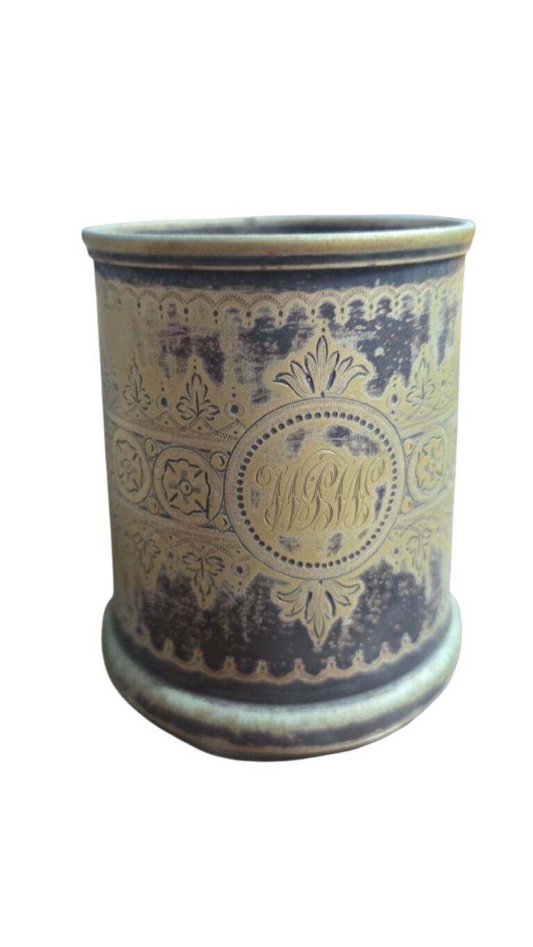 Antiga e bela caneca inglesa espessurada a prata