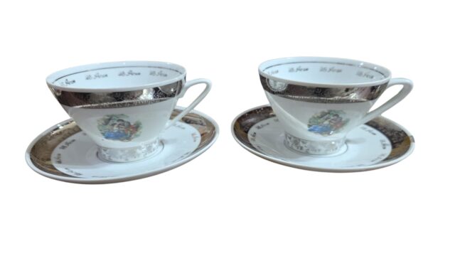 Xícaras de chá com pires, porcelana cena galante. (valor unitário)