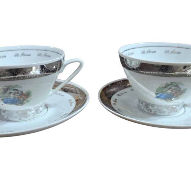 Xícaras de chá com pires, porcelana cena galante. (valor unitário)