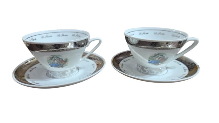 Xícaras de chá com pires, porcelana cena galante. (valor unitário)