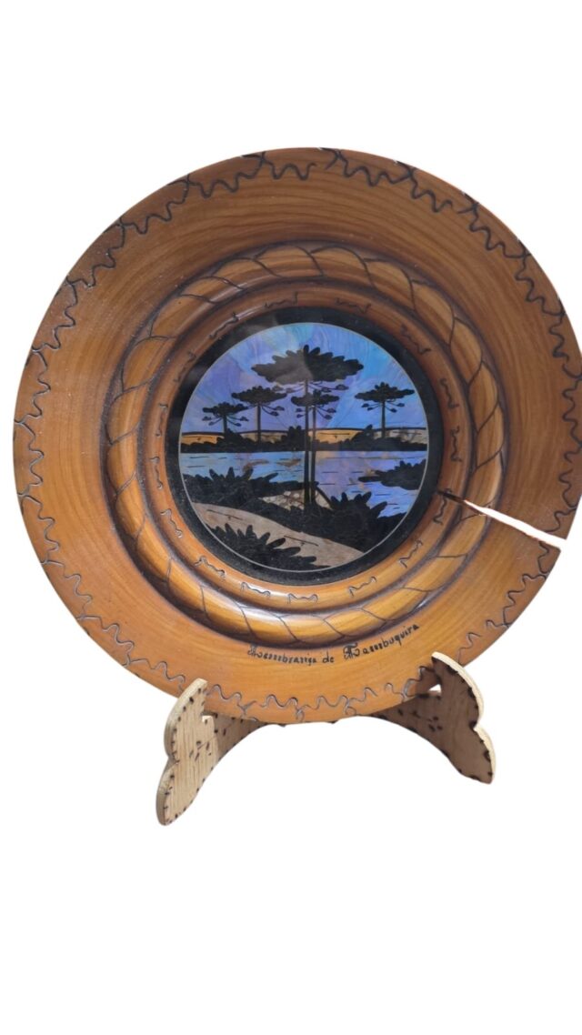 Decoração de parede com arte feita a mão com asa de borboleta ao fundo