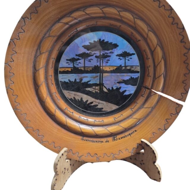 Decoração de parede com arte feita a mão com asa de borboleta ao fundo