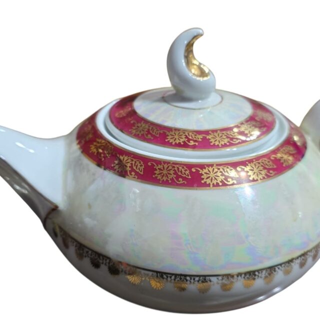 Belo bule de porcelana nacarada Schmidt
