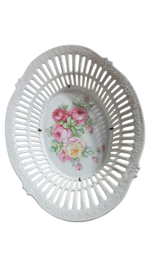 Antiga porcelana com borda fenestrada, motivos florais e dourações