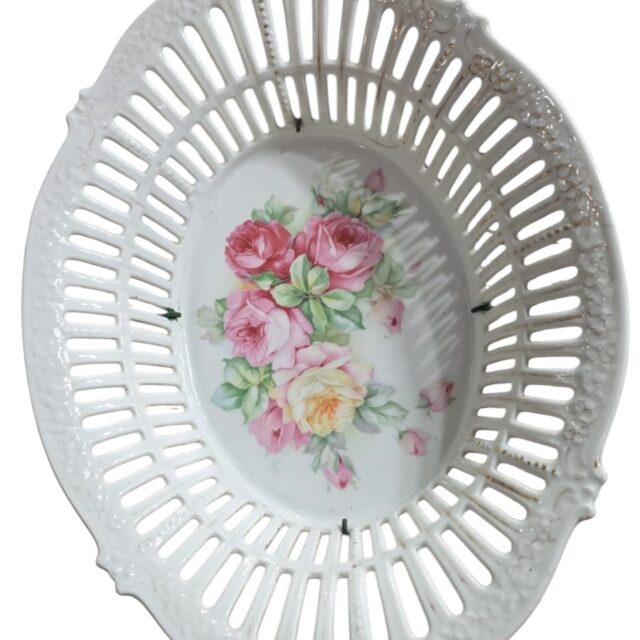 Antiga porcelana com borda fenestrada, motivos florais e dourações