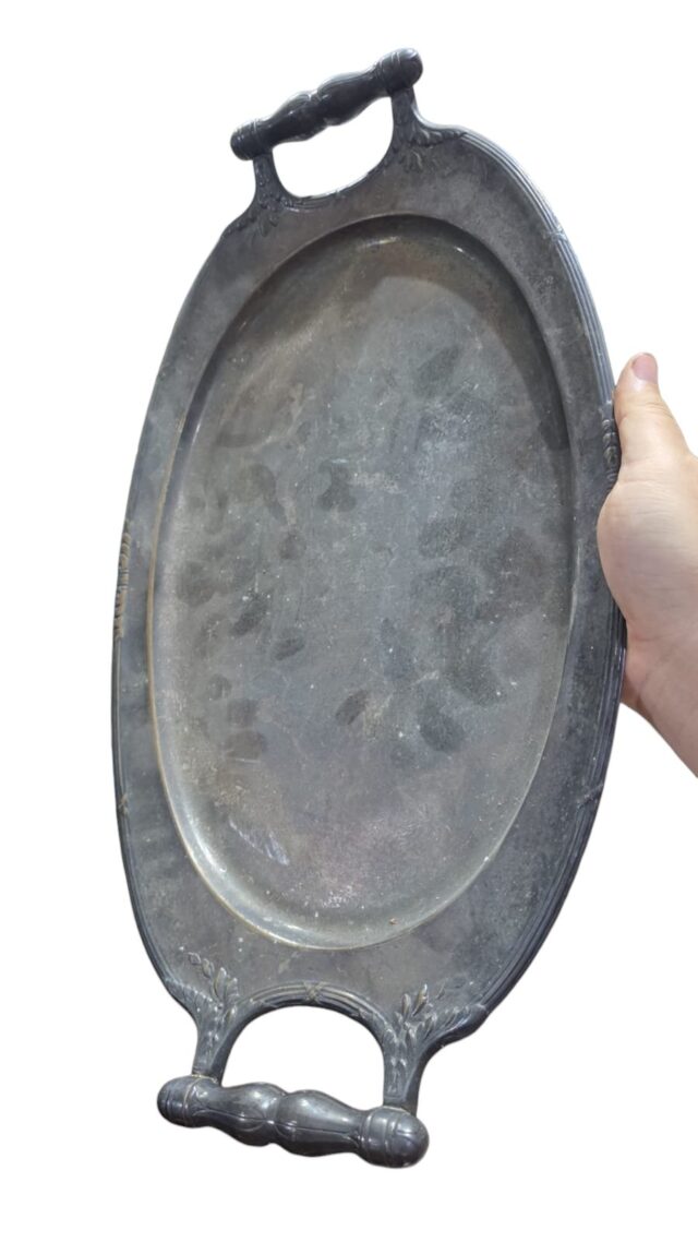 Belíssima e antiga bandeja espessurada a prata, com ornamentações vegetalistas