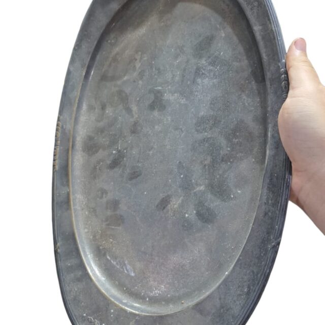 Belíssima e antiga bandeja espessurada a prata, com ornamentações vegetalistas