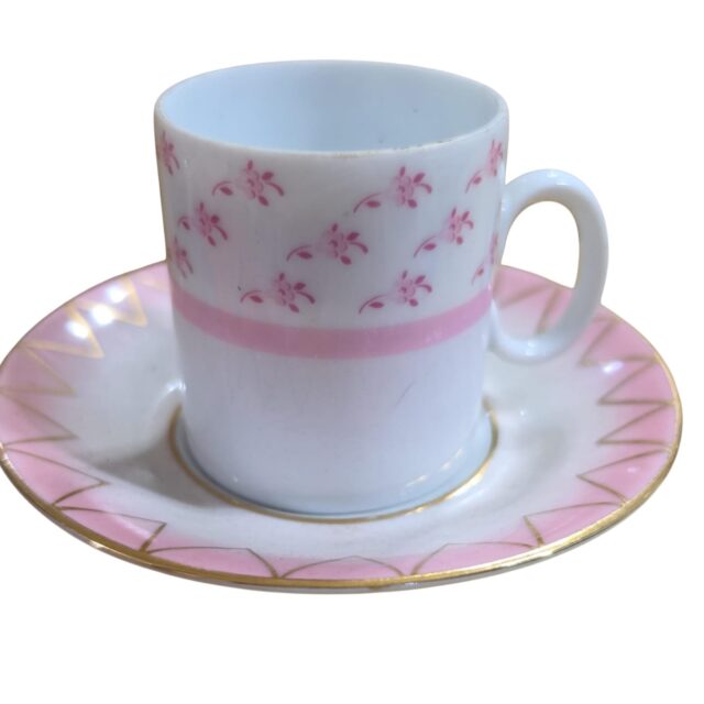 Xícara de porcelana, pires adaptado