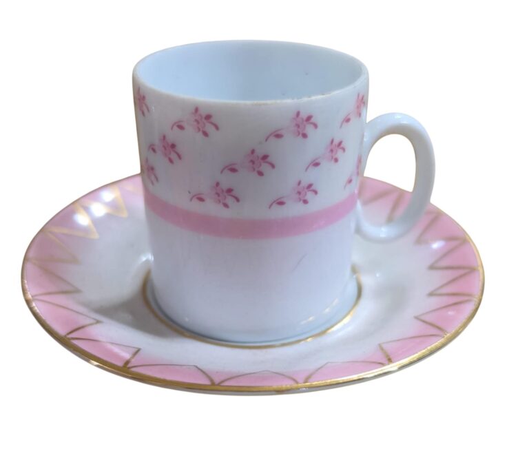 Xícara de porcelana, pires adaptado