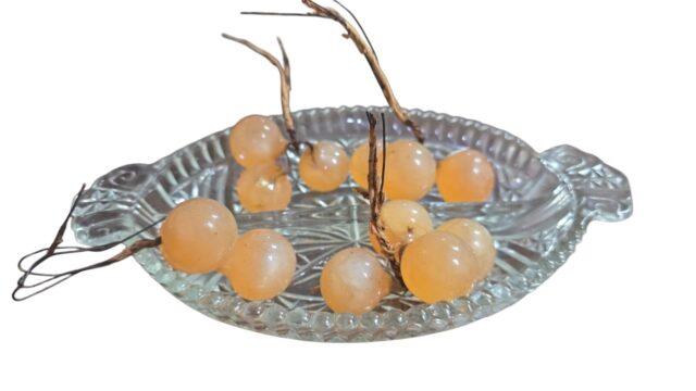 Antiga petisqueira em cristal ou vidrão ricamente lavrada com bela arte