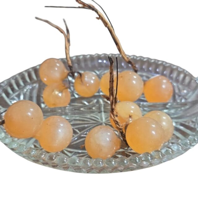 Antiga petisqueira em cristal ou vidrão ricamente lavrada com bela arte