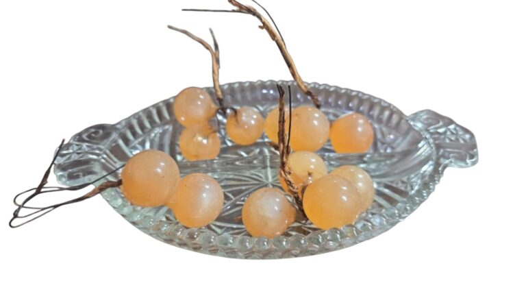 Antiga petisqueira em cristal ou vidrão ricamente lavrada com bela arte