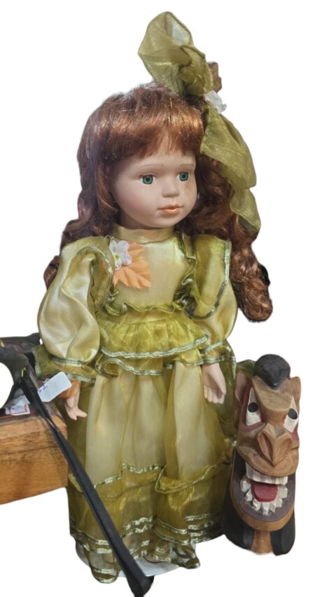 Grande e antiga boneca de porcelana com olhos de vidro