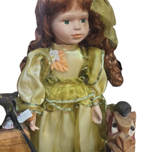 Grande e antiga boneca de porcelana com olhos de vidro