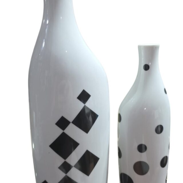 Par de vasos de porcelana com design moderno, impecável estado
